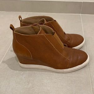 Wedge sneaker
